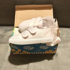 All White Unisex kids sneakers size 6